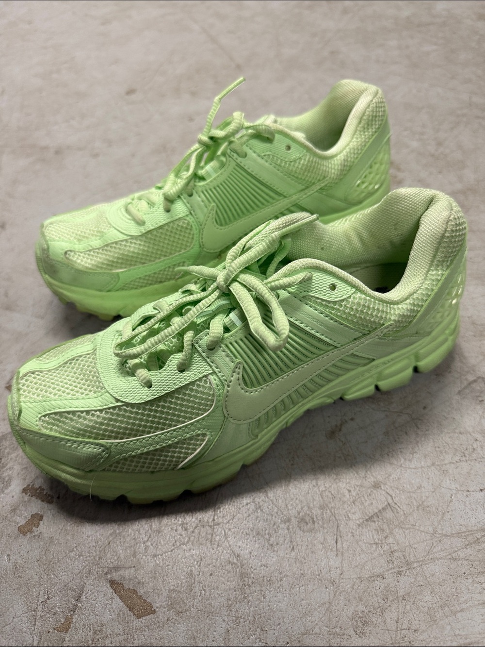 Nike Light Neon Green Athletic Sneakers Womens 9 GREAT CONDITION - Picture 2 of 4